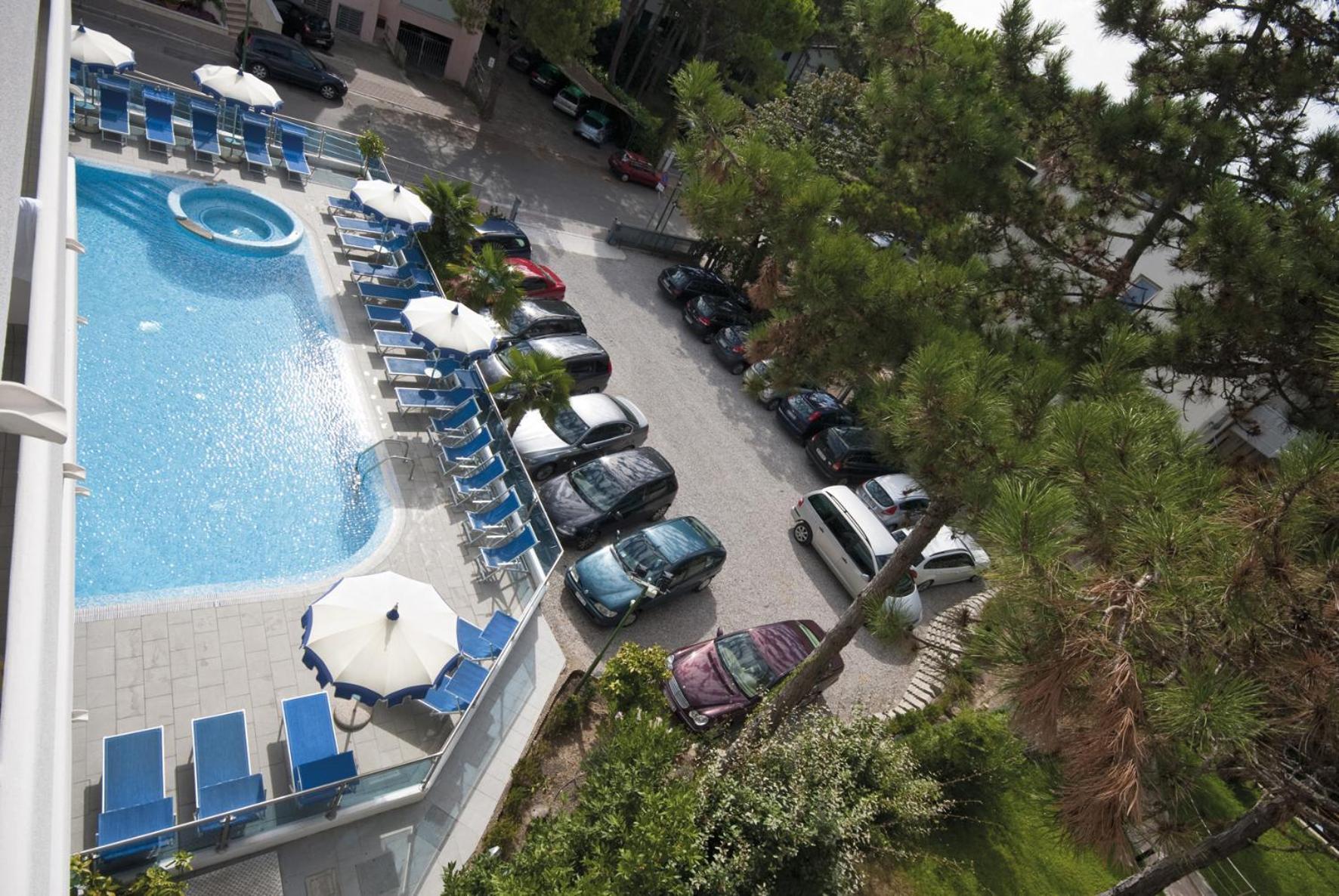 Hotel Bellevue Lignano Sabbiadoro Bagian luar foto