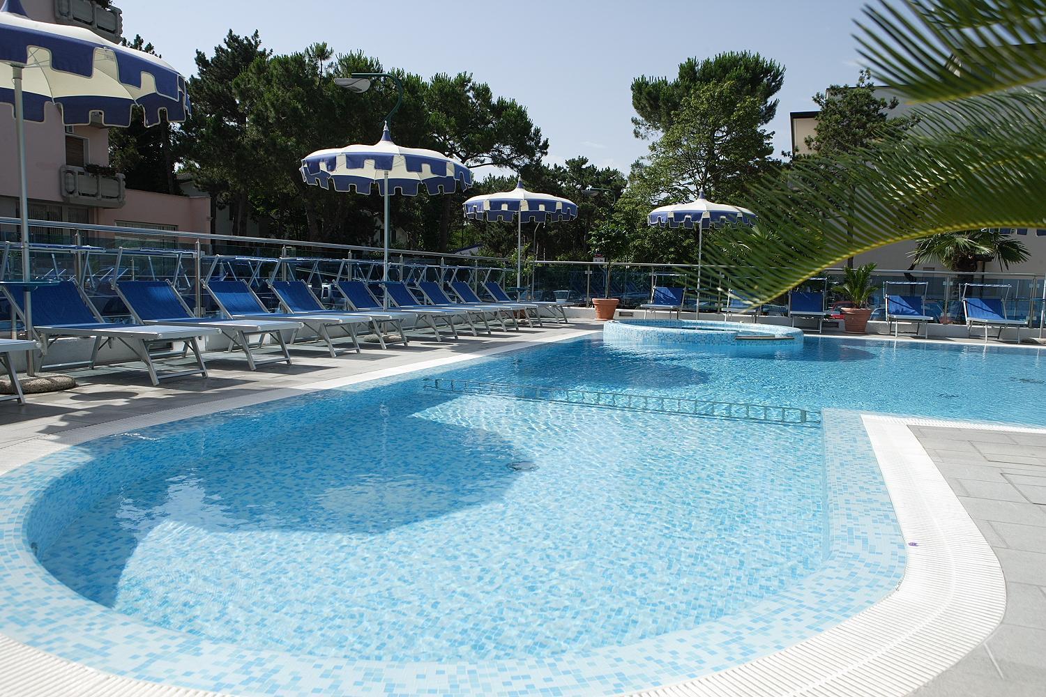Hotel Bellevue Lignano Sabbiadoro Bagian luar foto