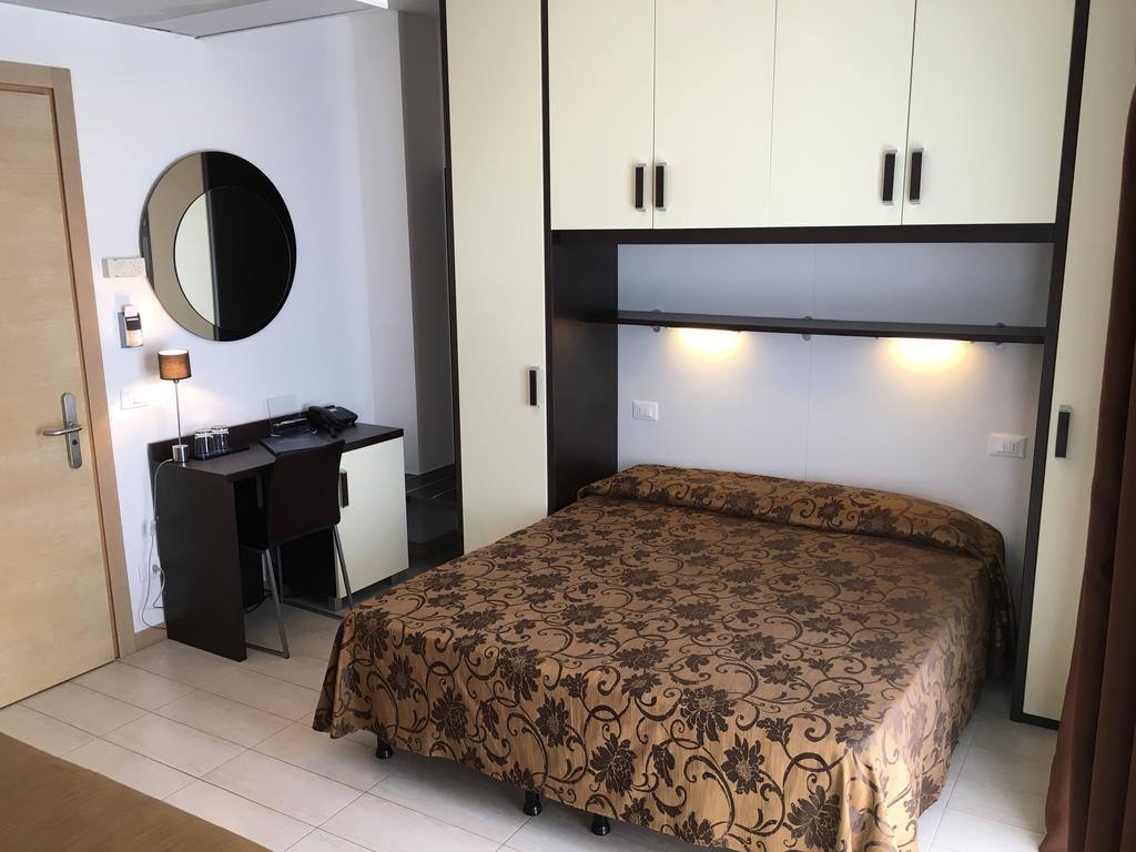 Hotel Bellevue Lignano Sabbiadoro Bagian luar foto