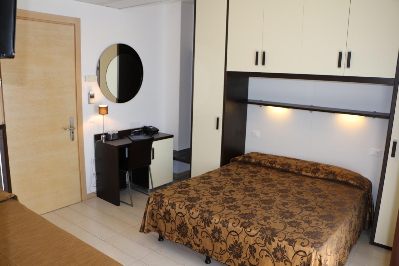 Hotel Bellevue Lignano Sabbiadoro Bagian luar foto