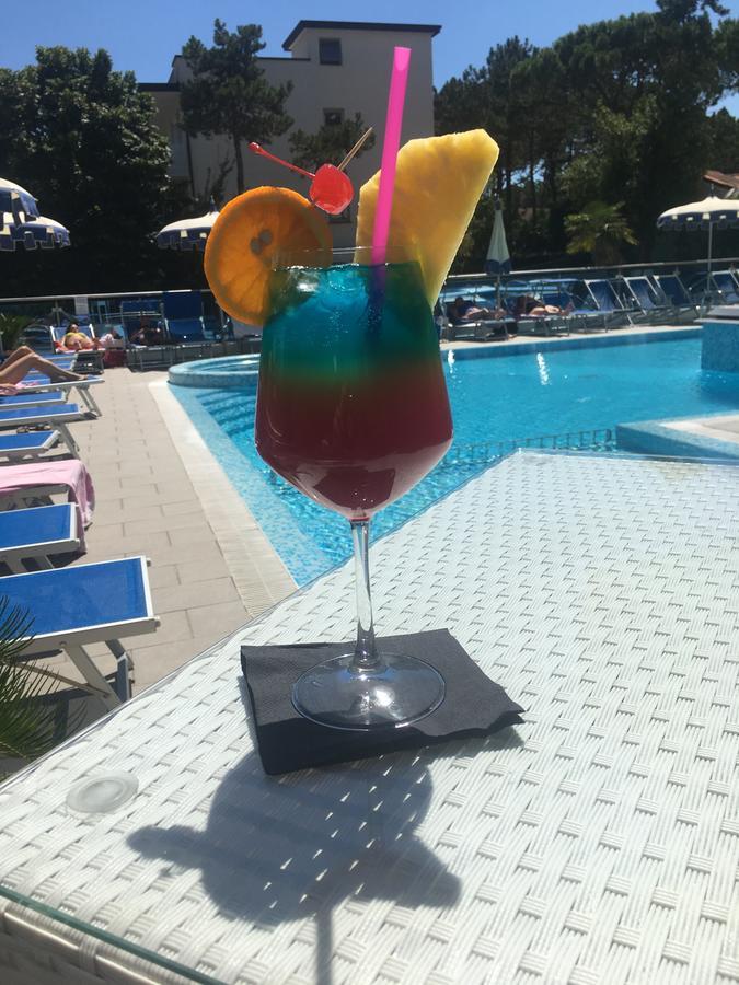 Hotel Bellevue Lignano Sabbiadoro Bagian luar foto